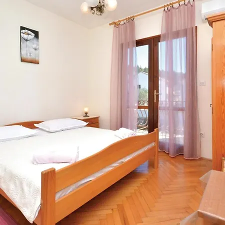 Awesome In Jelsa With Kitchenette * Jelsa (Hvar)